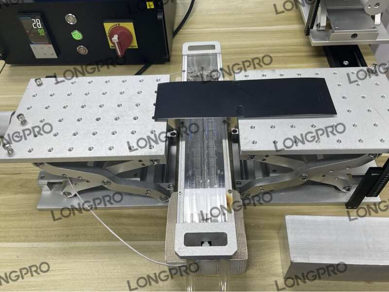 光伏板底襯熔接定位加熱.jpg 光伏板底襯熔接定位加熱.jpg